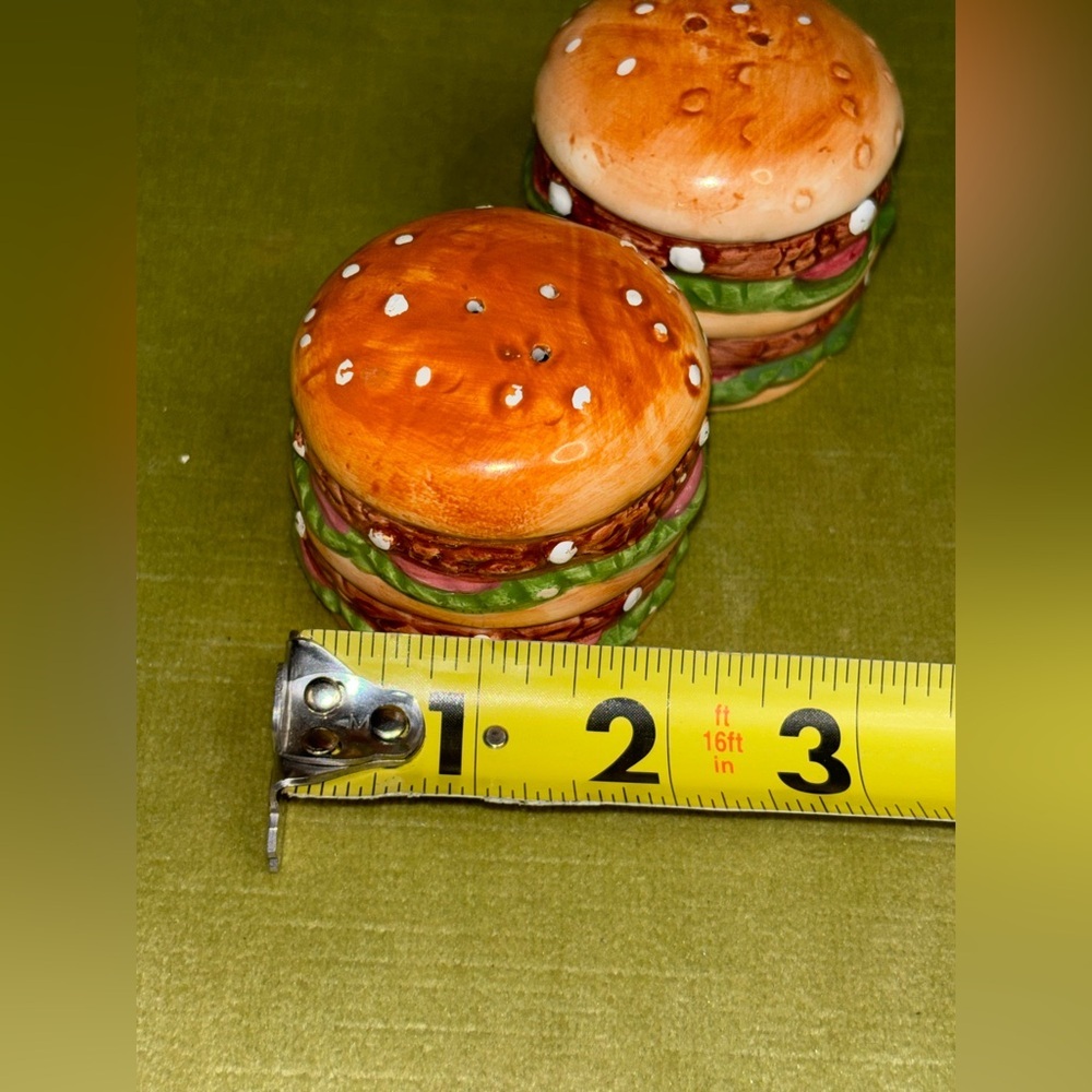 Nice Vintage HAMBURGER Ceramic Shaped Salt & Pepper Shakers Set - Picture 9 of 10